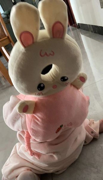 Подушка рюкзачок для защиты головы ребёнка от падения плюшевая защита на голову Зайка HB-005 фото